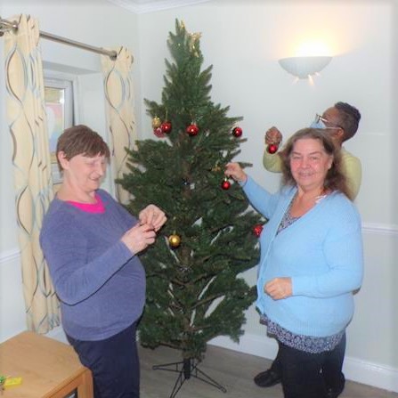 Residents Helping hand with Xmas Decoration  (Small).JPG